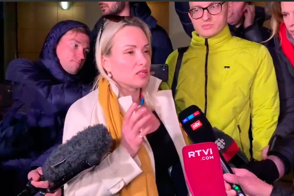 Суд оштрафовал на 30 тысяч рублей появившуюся в эфире с плакатом сотрудницу Первого канала