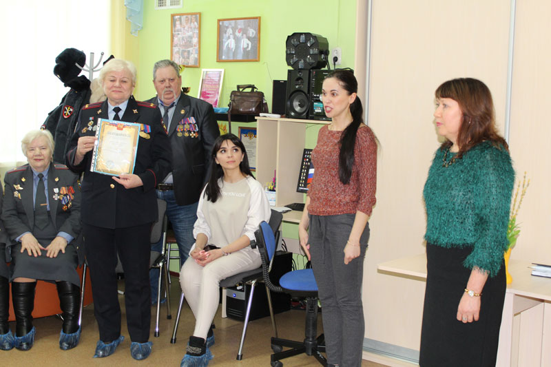 Посмотрели фильм, поговорили о родственниках, станцевали, сделали прическу. К трудным подросткам Каменска-Уральского пришли ветераны полиции