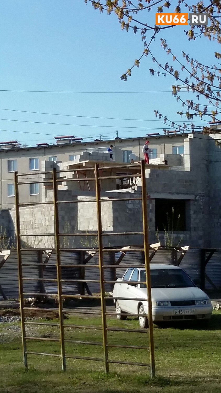 Не зная чем себя занять с приходом тепла, подростки лазают по «заброшкам» и стройкам в Каменске-Уральском. Горожане возмущаются...