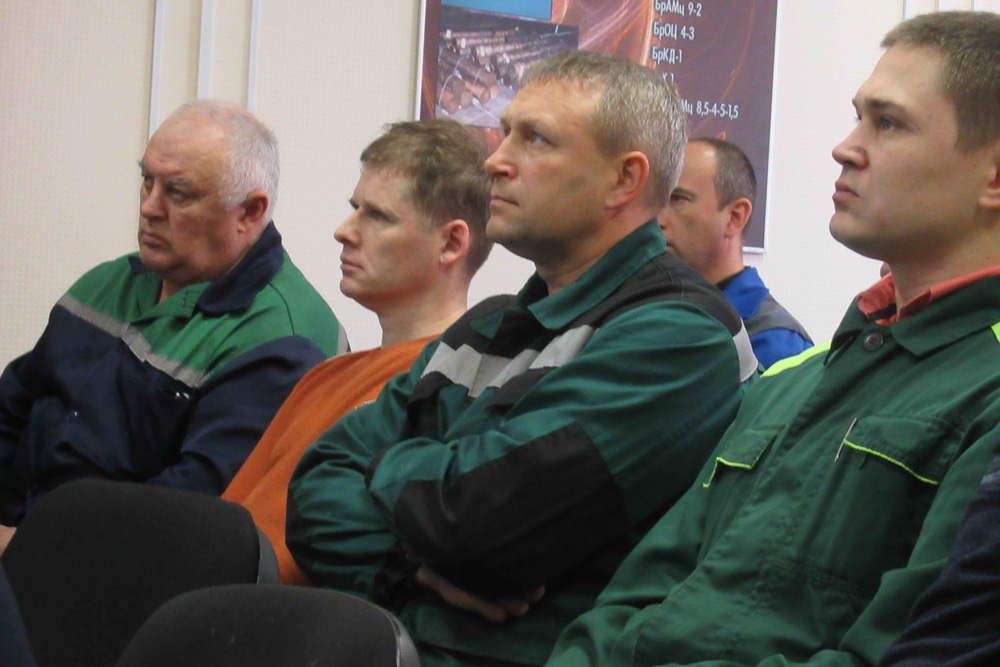 «Меняем себя — меняется город». Шмыков начал ездить по предприятиям Каменска-Уральского и рассказывать, что было сделано за год