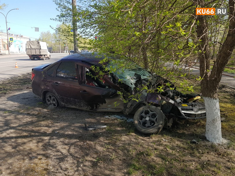 Выскочил с проезжей части и врезался в электроопору: в ГИБДД рассказали подробности «сумасшедшего» ДТП на ул. Алюминиевой в Каменске Выскочил с проезжей части и врезался в электроопору: в ГИБДД рассказали подробности «сумасшедшего» ДТП на ул. Алюминиевой в Каменске