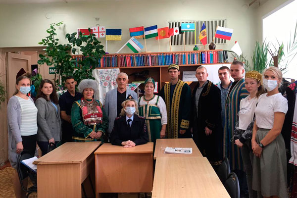 Молодые стажеры-полицейские знакомились с национальностями, представленными в Каменске-Уральском — работать им предстоит со всеми!