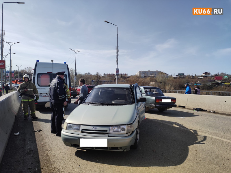 У виновника ДТП на Байновском мосту стаж вождения всего 9 месяцев. В итоге его гонок два человека травмированы