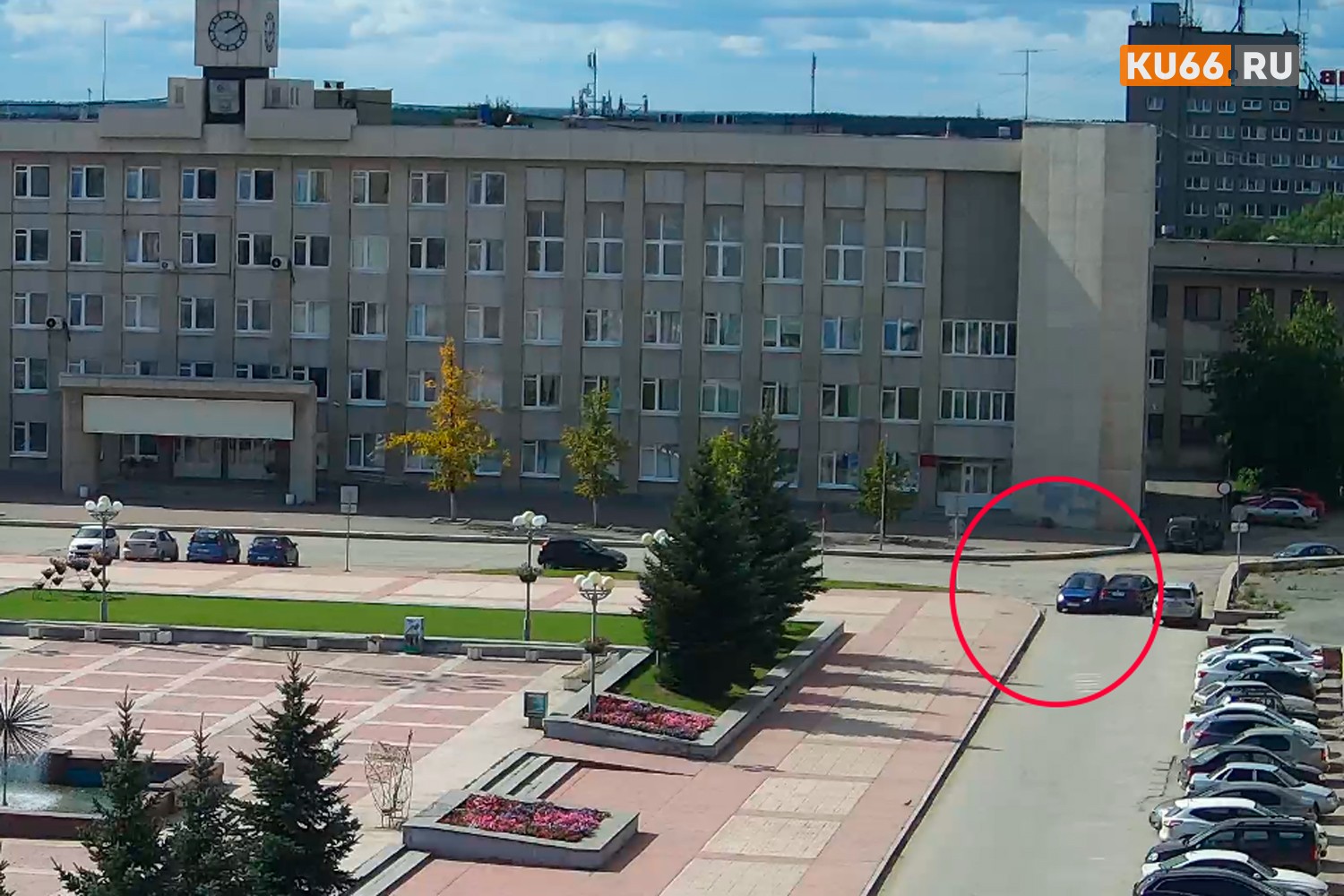 Между мэрией и магазином «Россия» в Каменске-Уральском столкнулись BMW и «Калина»