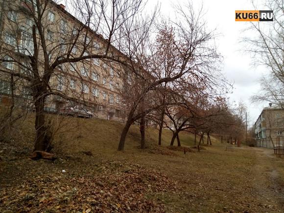 Большие проблемы маленького двора. Жильцы дома по улице Алюминиевой просят чиновников Каменска-Уральского обратить на них внимание. ФОТО