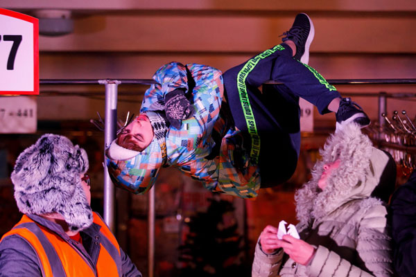 Каменцев позвали вечером глянуть эскиз спектакля «Команда» — станет ли он полноценной постановкой, зависит только от горожан