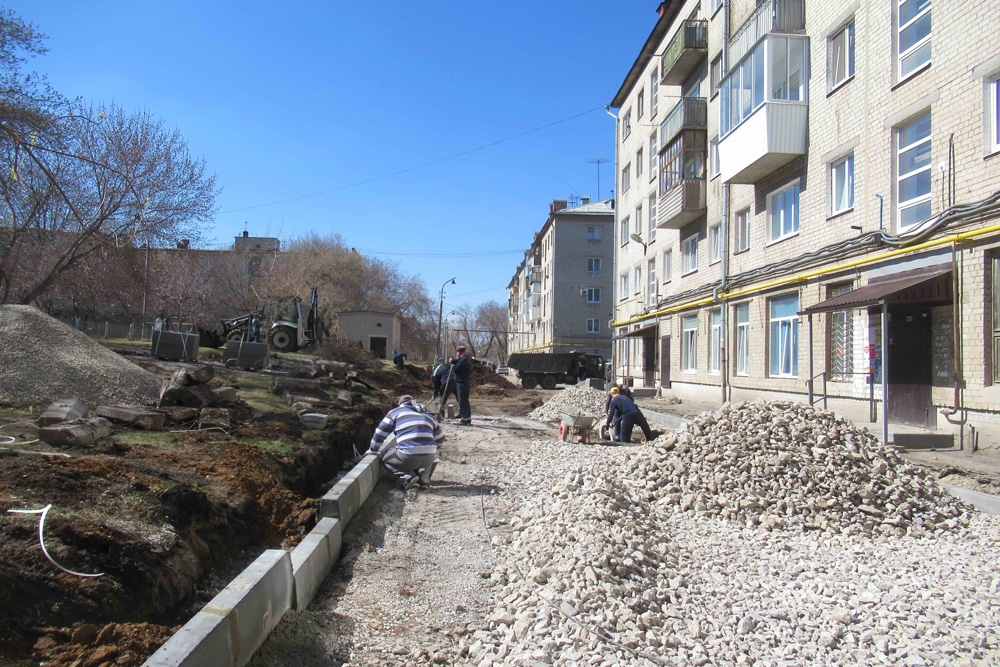 Подрядчики принялись за благоустройство дворов в Каменске-Уральском – нынче эти работы обойдутся в 53 млн. рублей