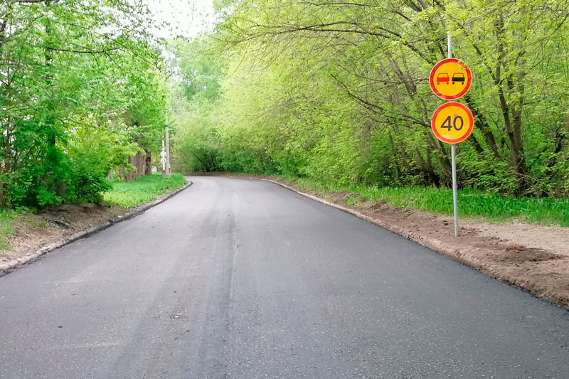 Ремонт двухполосной дороги в Красногорском районе идет полным ходом — рабочие укладывают нижний слой. Обещают обновить и бортовой камень