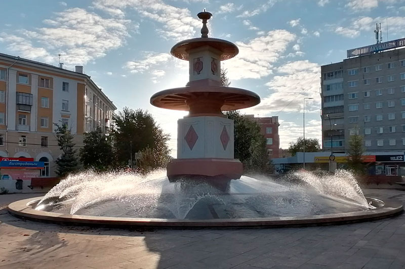 Дождь, шквалистый ветер и общее отношение к новому фонтану в Каменске-Уральском «вылились» в претензии к подрядчику на 270 тысяч рублей