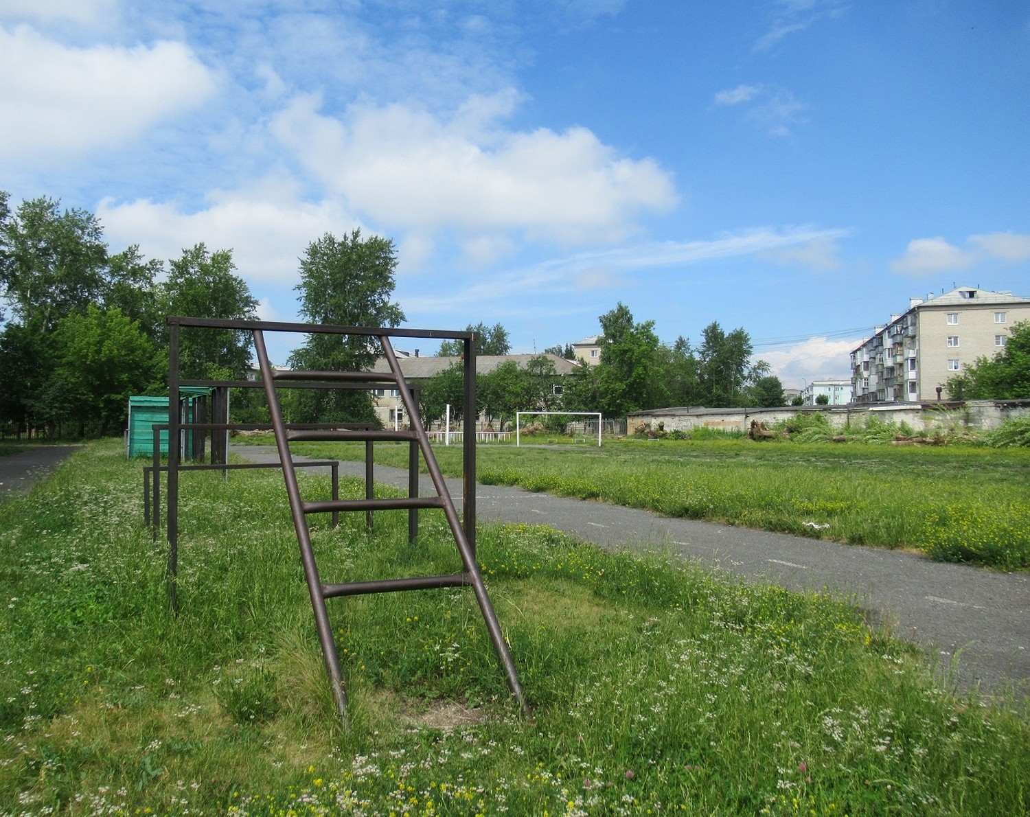 За полтора месяца стадион лицея № 10 в Каменске-Уральском изменится до неузнаваемости: появится футбольное поле и полоса препятствий МЧС