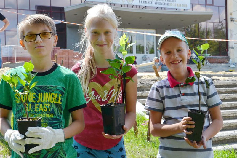 Юбилейную осень Театр Драмы Каменска-Уральского встретит обновленным: на грантовые деньги тут озеленяют территорию. Высадили уже 50 саженцев