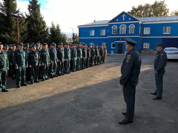 Традиция: огнеборцы Каменска-Уральского пришли в храм в день иконы Богоматери «Неопалимая купина» и вспомнили горящий терновый куст