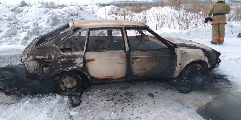 Огнеборцы на двух спецмашинах приехали тушить вспыхнувший «Москвич» к Волковскому кладбищу в Каменске-Уральском, но вскоре уехали обратно