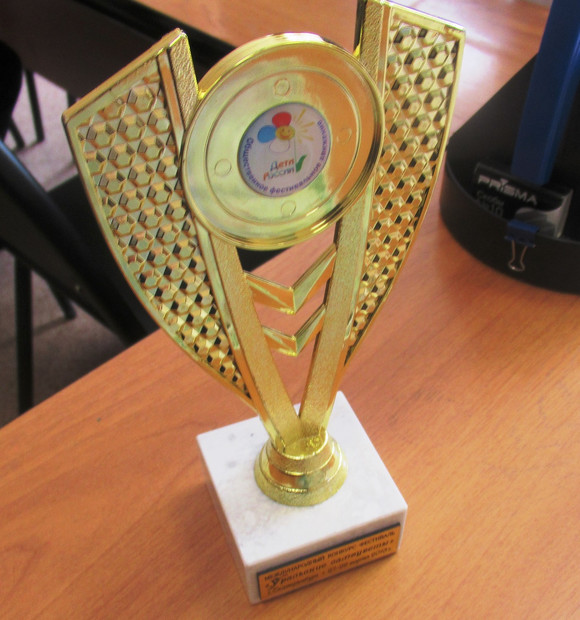 Одни съездили, другие отправили: за участие в фестивале певцам и танцорам из Каменска-Уральского вручили дипломы и путевки в следующий тур Одни съездили, другие отправили: за участие в фестивале певцам и танцорам из Каменска-Уральского вручили дипломы и путевки в следующий тур