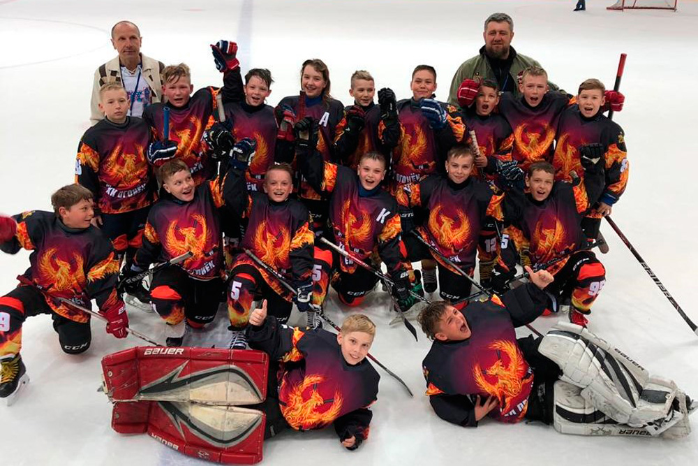 Юные хоккеисты из Каменска на Всероссийских соревнованиях «Золотая шайба» стали десятыми из 64 команд, а нападающий — почти почти лучший!