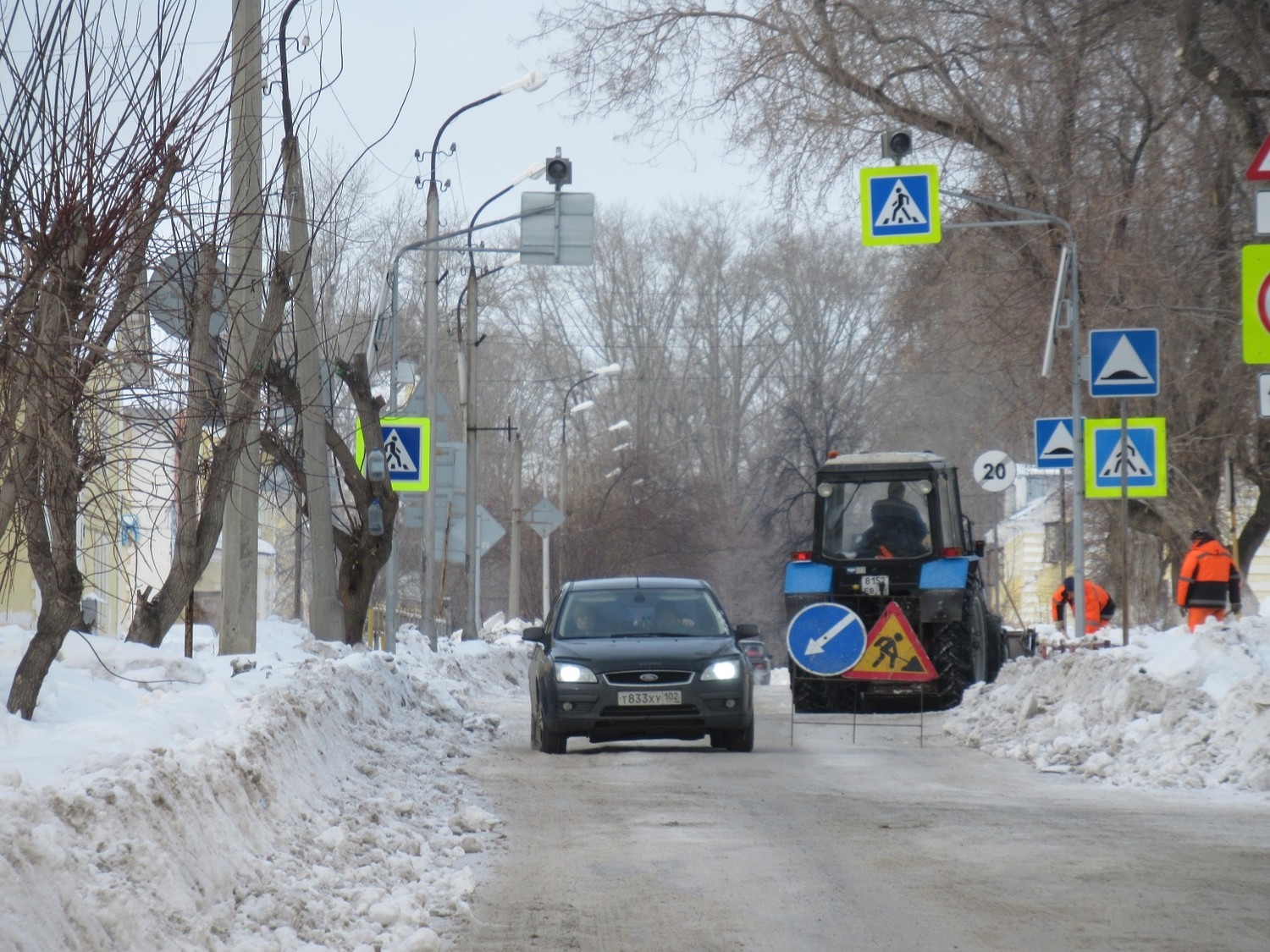 «Этого явно недостаточно». Дороги, которые весной топит каждый год в Каменске-Уральском, осмотрел Алексей Герасимов. Понравилось не все