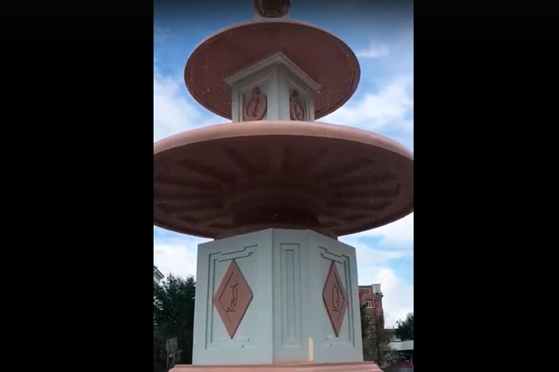 «Вода стекает равномерно». Рабочие провели испытания многострадального фонтана на площади Горького — в мэрии говорят, что все получилось