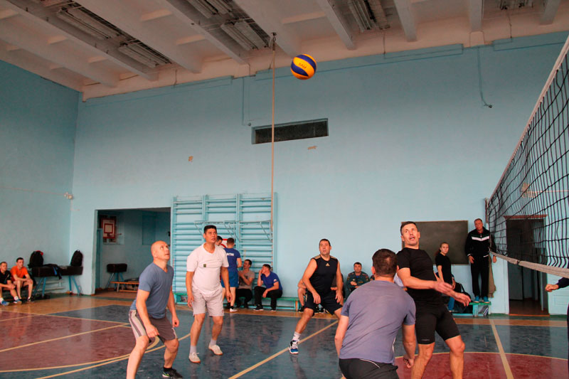 С первых минут разразилась нешуточная борьба… Спасатели в Каменске-Уральском собрались на волейбольные баталии в школьных спортзалах!