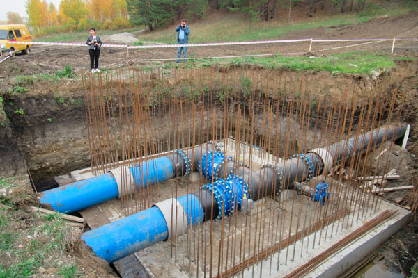 Власти напомнили, что строят для жителей Каменска-Уральского новый подающий водовод длиной 26,5 километров вместо морально устаревшего...