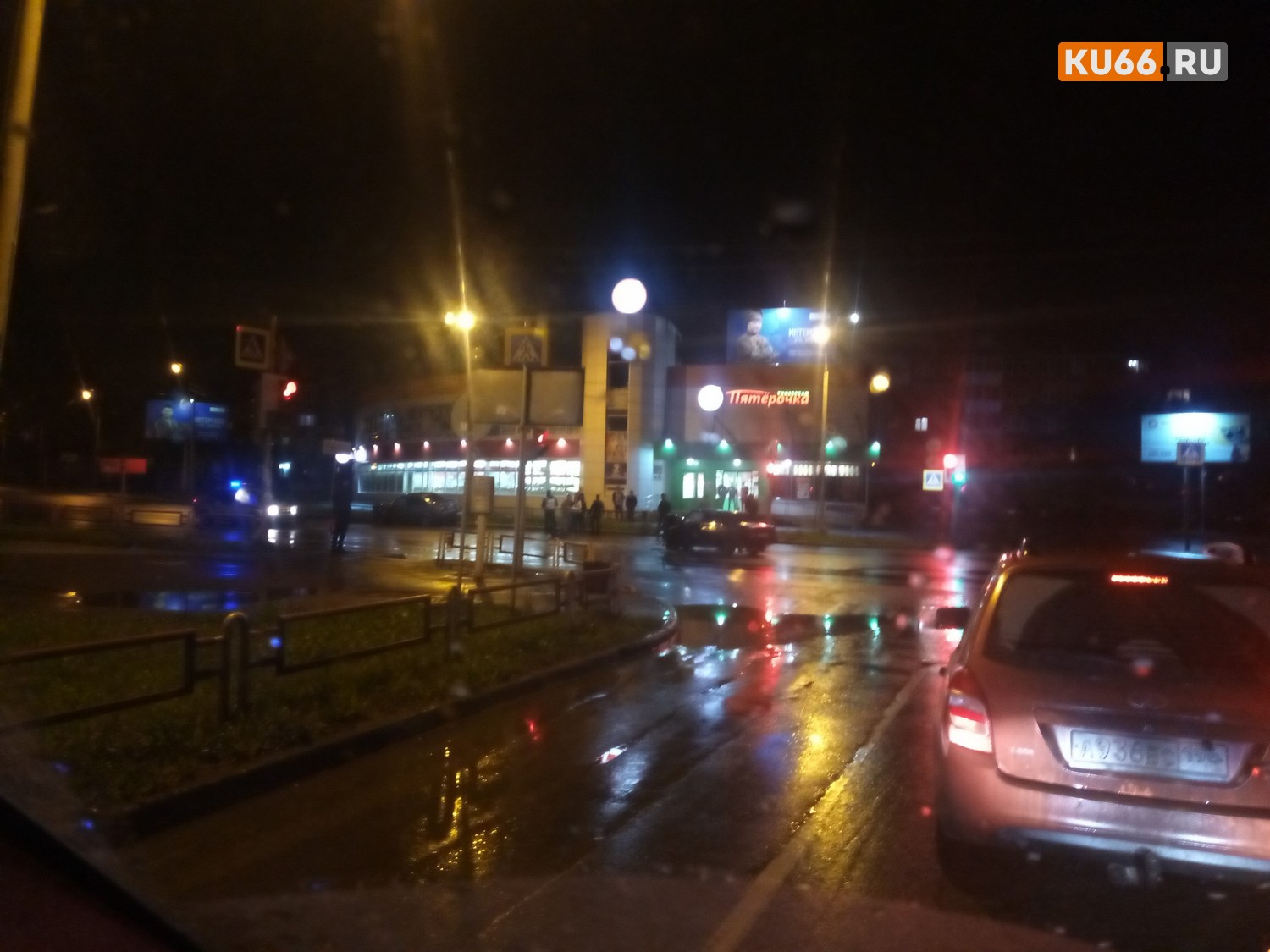 Один из авто прилично разбит: две отечественные легковушки не поделили дорогу на перекрестке ул. Кунавина и Кирова в Каменске-Уральском