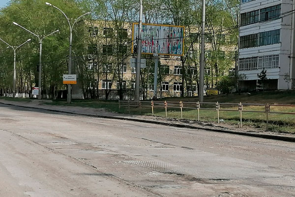 В Каменске-Уральском началась активная фаза фрезерования дорог — рабочие ГУДСР начали с Октябрьской, выезда на Колчедан, Новой и других