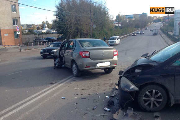 Водитель Renault не убедился в безопасности и маневра столкнулся с Honda на перекрестке в Каменске-Уральском. ГИБДД: «Будьте вежливы...» Водитель Renault не убедился в безопасности и маневра столкнулся с Honda на перекрестке в Каменске-Уральском. ГИБДД: «Будьте вежливы...»
