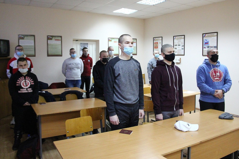 Трое призывников из Каменска-Уральского направляются на службу в Президентский полк — они уже отправились на сборный пункт в Егоршино