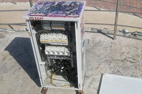 На бульваре Парижской коммуны снова разгромили электрошкаф