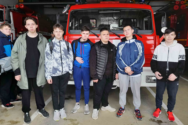 Пожарные провели экскурсии для школьников и детсадовцев Пожарные провели экскурсии для школьников и детсадовцев