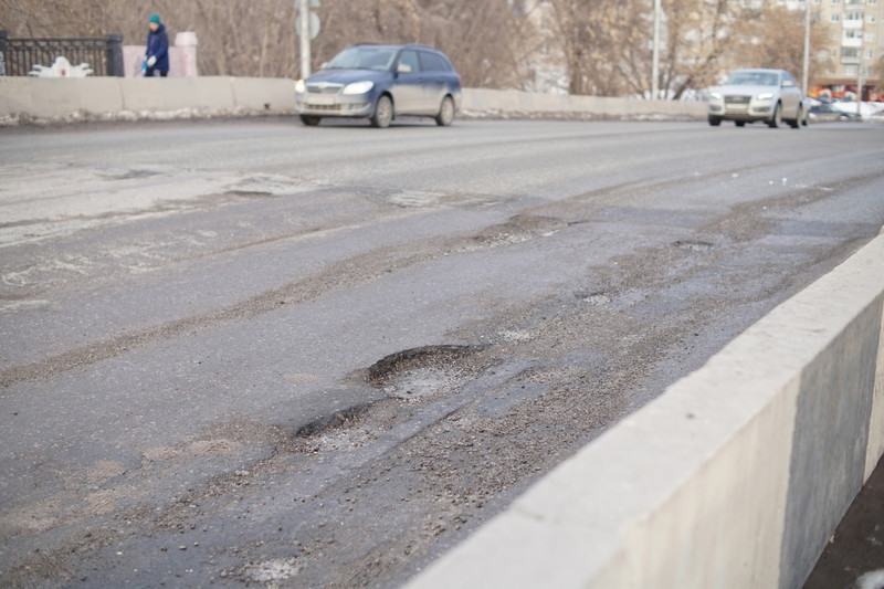 В мэрии Каменска-Уральского объяснили ситуацию с ямами на Горбатом мосту