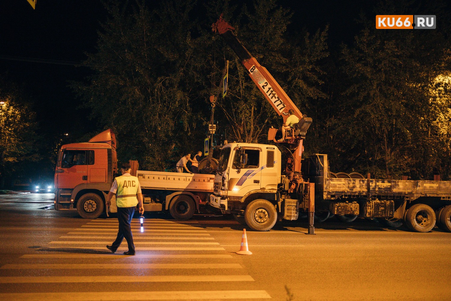 Грузовик MAN на улице Лермонтова развалил колесные пары жд-вагонов: пострадавших нет, но проезд затруднен. Жители: «Это проклятое место!»