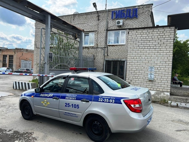 Поиск очевидцев: ГАИ Каменска-Уральского выясняет подробности ДТП на улице Кунавина во дворе | ГАИ Каменска-Уральского ищет очевидцев ДТП на улице Кунавина