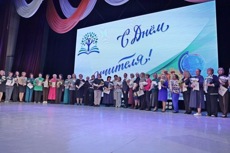 Слезы радости и аплодисменты: как Каменск-Уральский отметил День учителя | В Каменске-Уральском состоялся праздничный концерт ко Дню учителя Слезы радости и аплодисменты: как Каменск-Уральский отметил День учителя | В Каменске-Уральском состоялся праздничный концерт ко Дню учителя