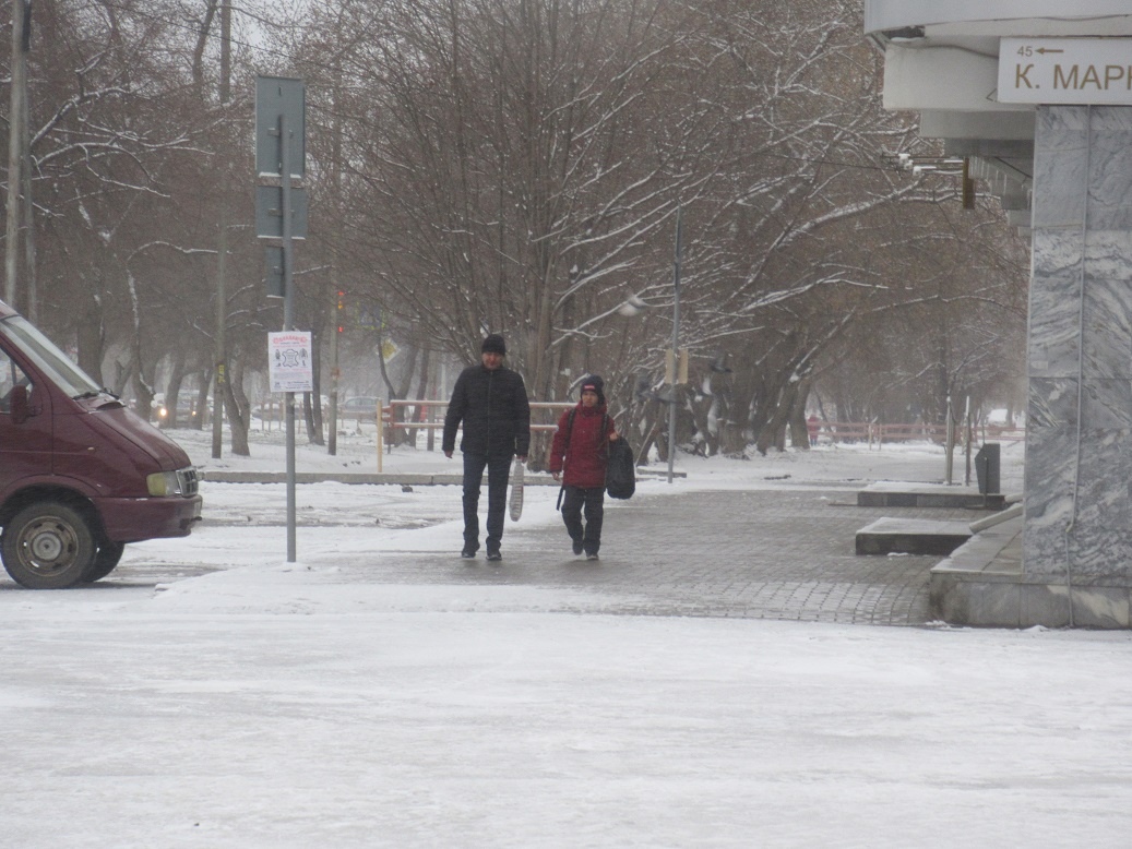 «Ситуация удовлетворительная»: обстановка на дорогах Каменска-Уральского – и ужасающая, и романтичная. Коммунальщики воюют с осадками!