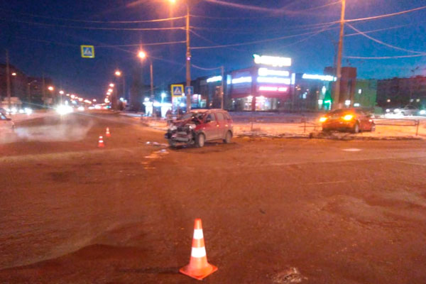 В столкновении Чери и Шевроле на оживленном перекрестке в Каменске-Уральском сильно пострадал пожилой водитель – говорят, он же и виновник