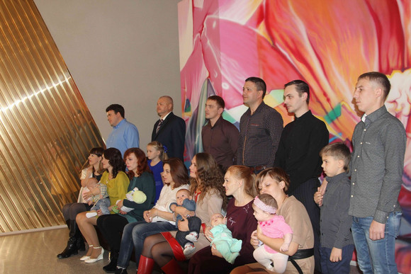 В канун Дня матери мэр Каменска-Уральского вручил первые в жизни документы пятерым крепышам и трем милым девочкам. «Растите достойными…»