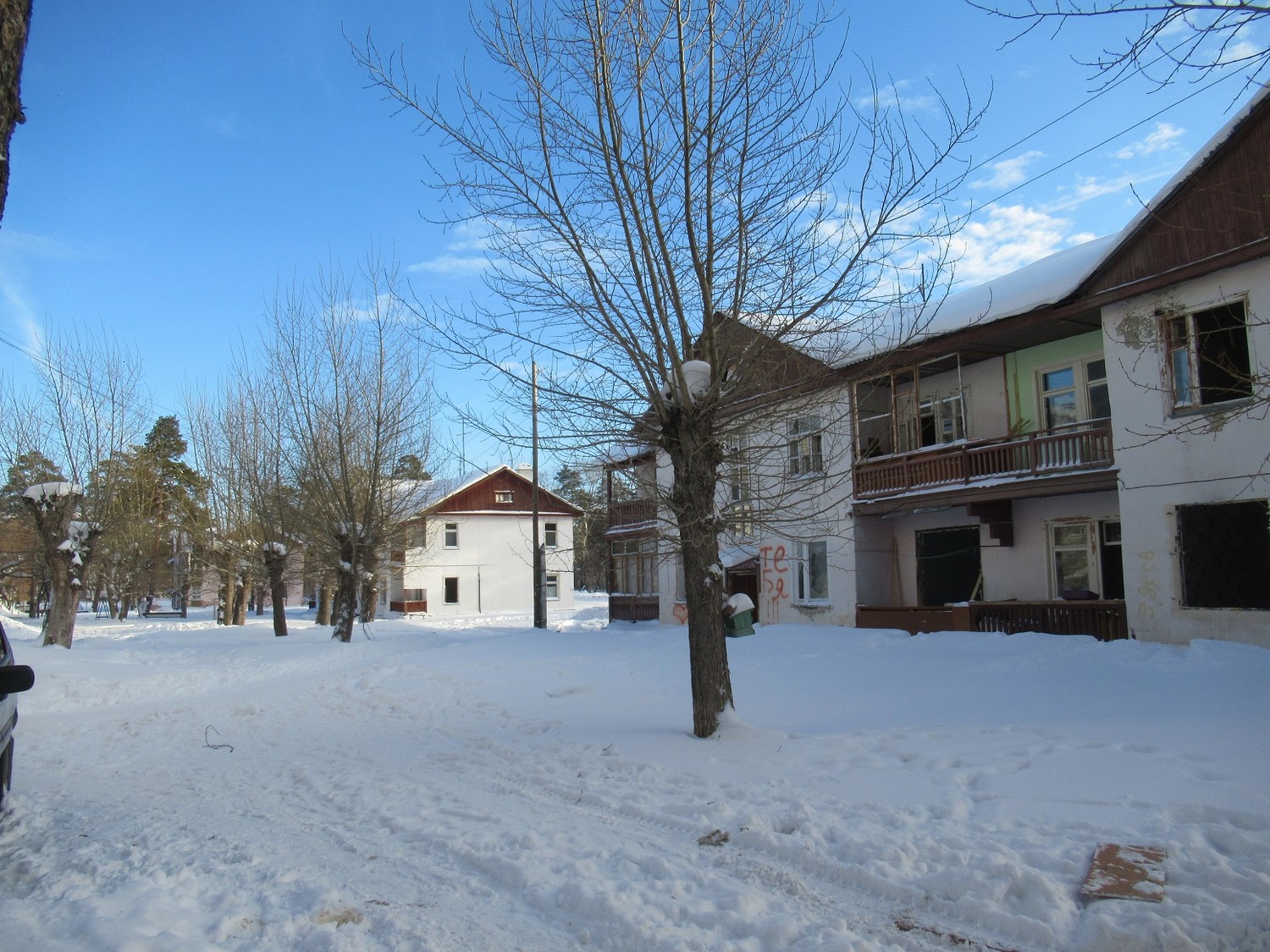 «Дверь подъезда снята, в квартиру — вскрыта»: власть заметила расселенный дом по ул. Трубной в Каменске-Уральском, который «шерстят» вандалы