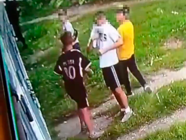 Дети в Каменске-Уральском разбили камеры видеонаблюдения — владельцы устройств обратились к их родителям | В Каменске-Уральском мальчики-подростки разбили камеры видеонаблюдения