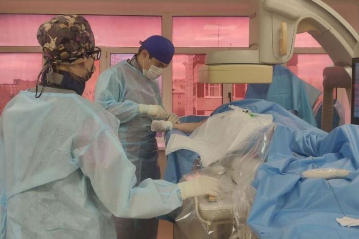 Врачи Екатеринбурга подарили новую жизнь 85-летней пациентке с двойной угрозой | Врачи Екатеринбурга спасли 85-летнюю женщину с поражением сердца и переломом бедра