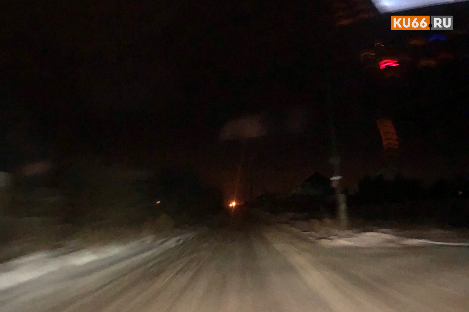 Ни фонарей, ни знаков – ничего: жители поселка под Каменском-Уральским просят чиновников обратить на них внимание. «Ходим на ощупь!»