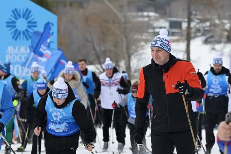 Сысерти стартовала «Лыжня России»: губернатор принял участие в забеге | Денис Паслер открыл «Лыжню России» в Сысерти и принял участие в забеге