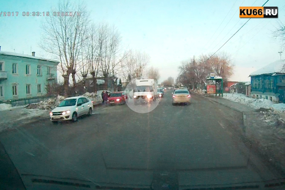 Очередное ДТП у проблемного пешеходного перехода в Каменске-Уральском: водитель престижной иномарки не успела среагировать и…