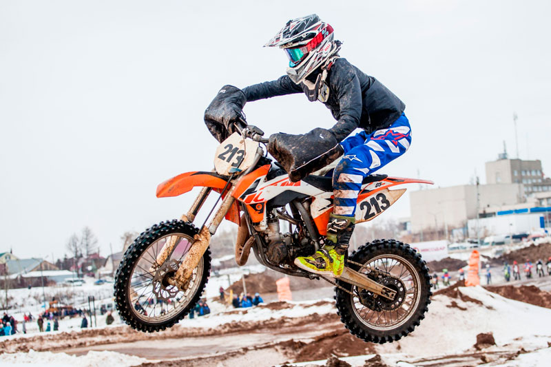 Во время Чемпионата Свердловской области по мотокроссу в Каменске проводили звездного Семена Рогозина — он завершил карьеру гонщика