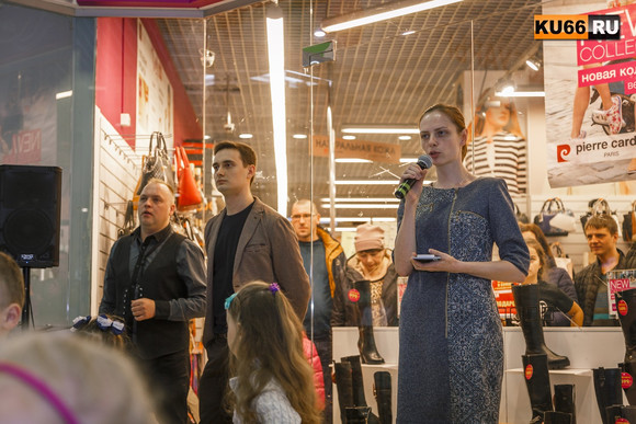 «Я благодарна, что весь Каменск-Уральский помогает нам». Горожане пришли в ТЦ, чтобы поддержать маленькую Василису, которая ждет операции...