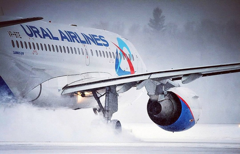 Авиакомпания ошибочно сообщила пассажирам о переносе рейса. Люди не смогли улететь. Рассказываем, что было дальше