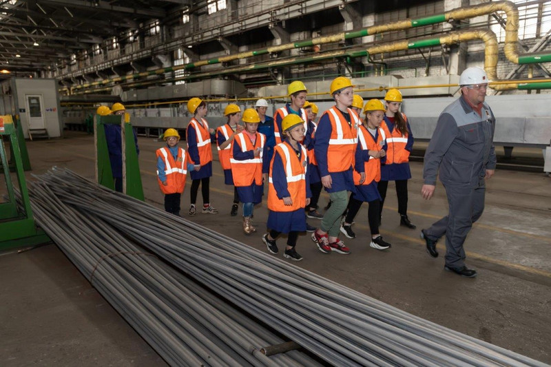 Они еще писать толком не умеют, а их уже на завод привели: цеха СинТЗ в Каменске-Уральском осмотрели дети работников. Может, это их смена?