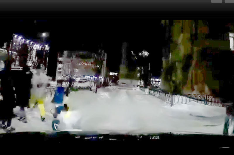 В Каменске-Уральском ребёнка толкнули под колёса автомобиля