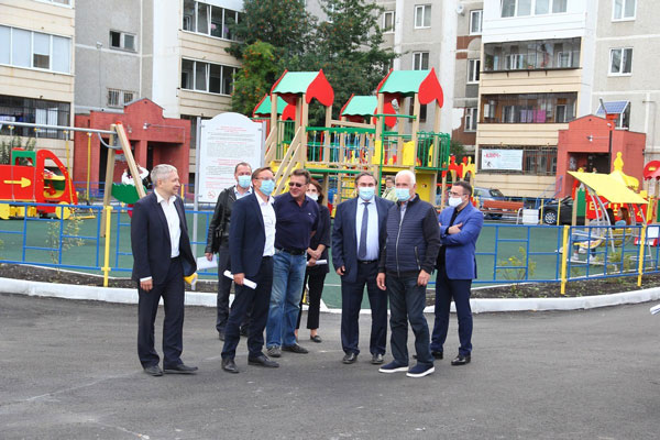 Во дворе — все новое, в домах — капремонты: глава МинЖКХ в Каменске-Уральском оценивал ход благоустройства и даже проехался на новом лифте