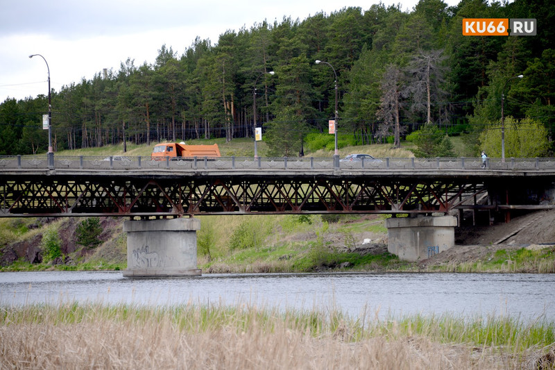 Ожидаются пробки! В пятницу в Каменске-Уральском на Байновском мосту будут менять светильники