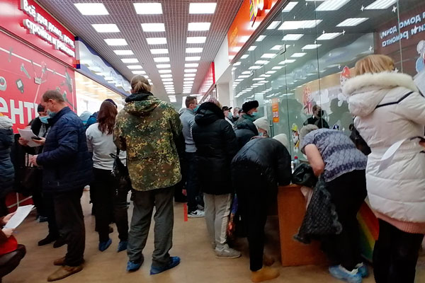 Каменцев не хотели пускать в ТЦ на вакцинацию, на входе здесь нет полиции для разбора конфликтов, а власть отчитывается о 150 привившихся